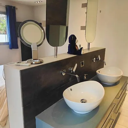 Lovely With Swimming Pool For 6 People Fréjus