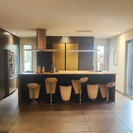 Villa Lovely With Swimming Pool For 6 People