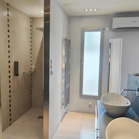 Lovely With Swimming Pool For 6 People *