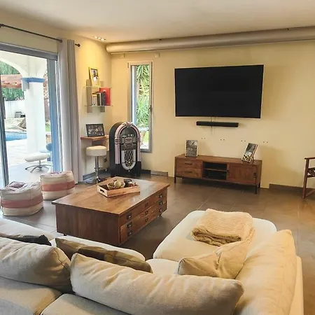 Lovely With Swimming Pool For 6 People Fréjus