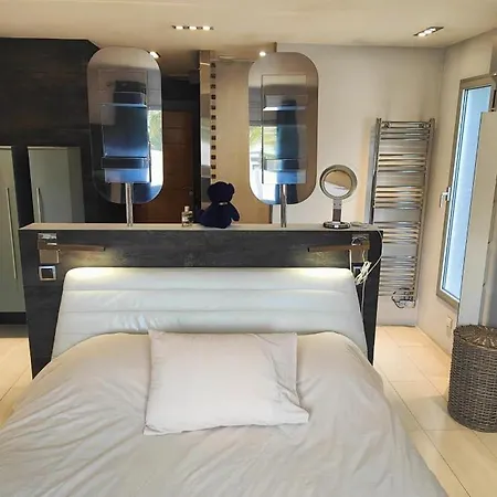 Lovely With Swimming Pool For 6 People * Fréjus