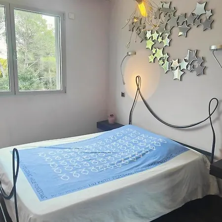 Lovely With Swimming Pool For 6 People Fréjus