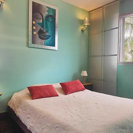 Lovely With Swimming Pool For 6 People Fréjus